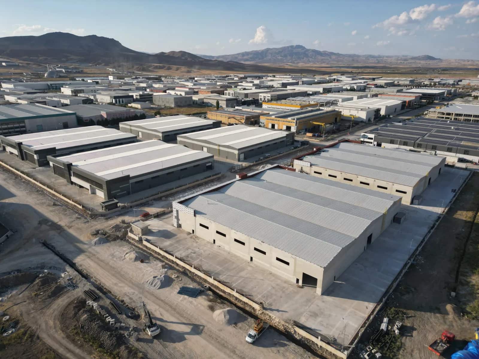 30.000 m²'lik alanda sanayinin ihtiyaçlarına uygun 6 fabrika binası.