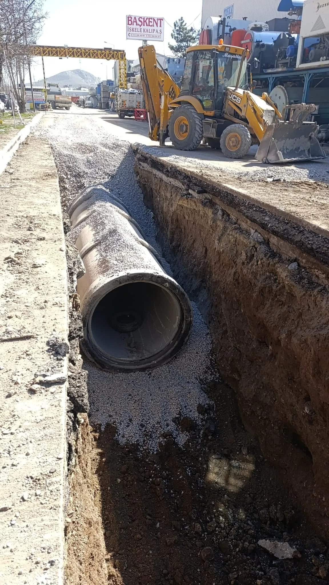 Beton büz ve koruge boru ile kanalizasyon ve yağmursuyu hatları.