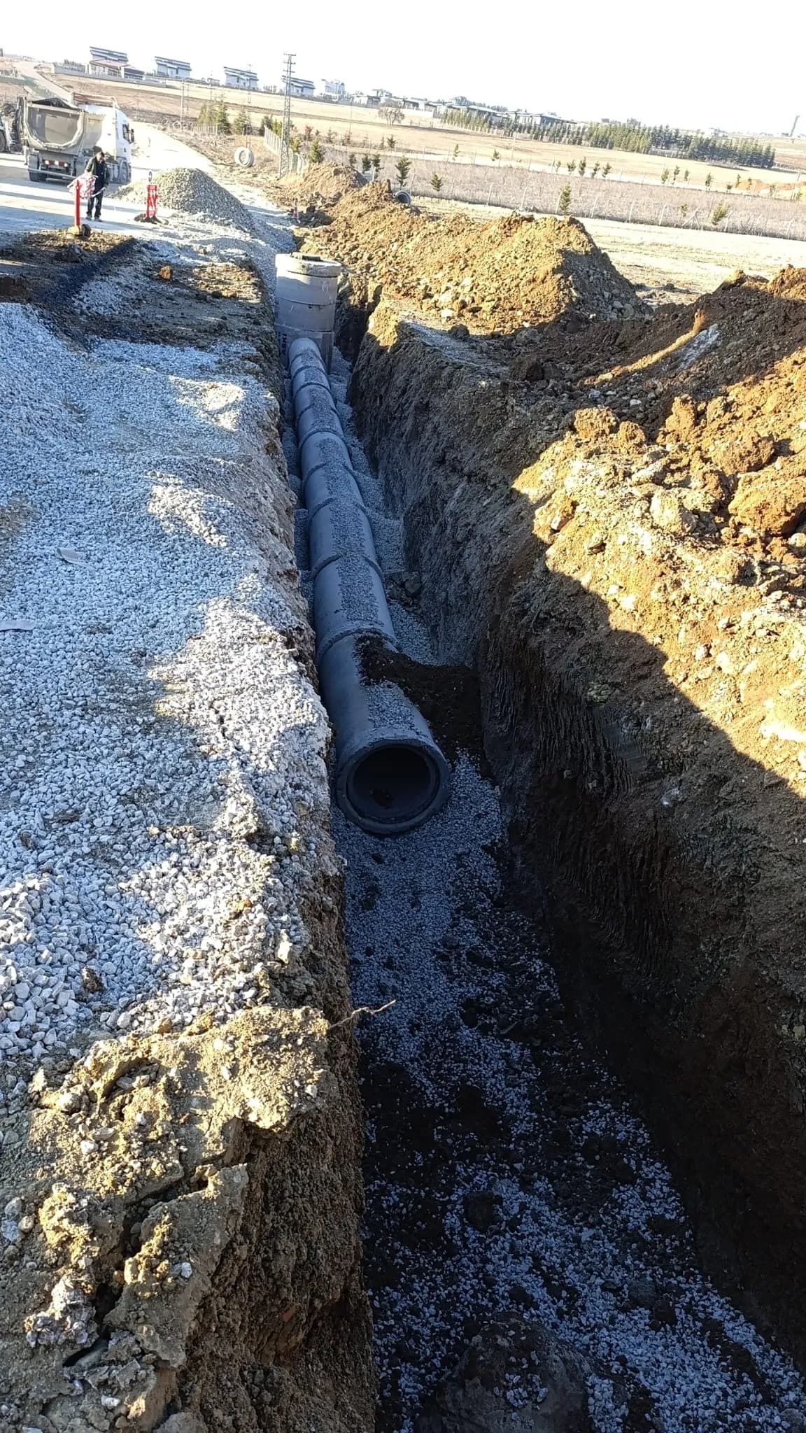 Beton büz ve koruge boru döşeme; kanalizasyon, yağmursuyu ve parsel altyapısı.