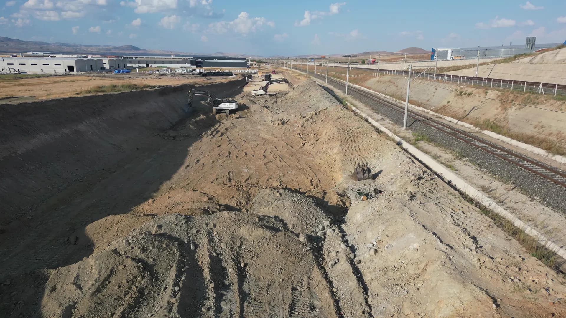 Başkent OSB genişleme bölgesinde demiryolu hattı boyunca kazı yapan ekskavatörler, drone görüntüsü