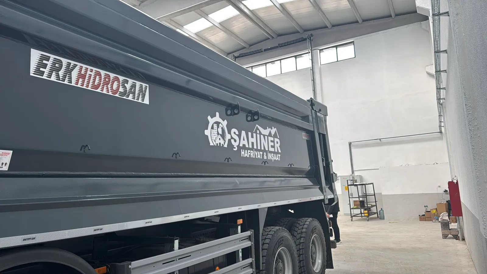 Kasasında Şahiner Hafriyat & İnşaat logosu olan Mercedes-Benz Arocs damper kamyon