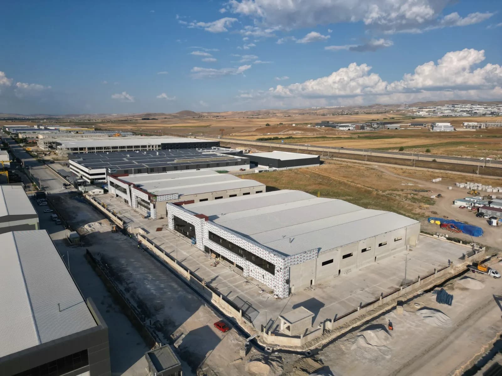 Organize sanayi bölgesinde cephe kaplaması süren fabrika binası, drone görüntüsü
