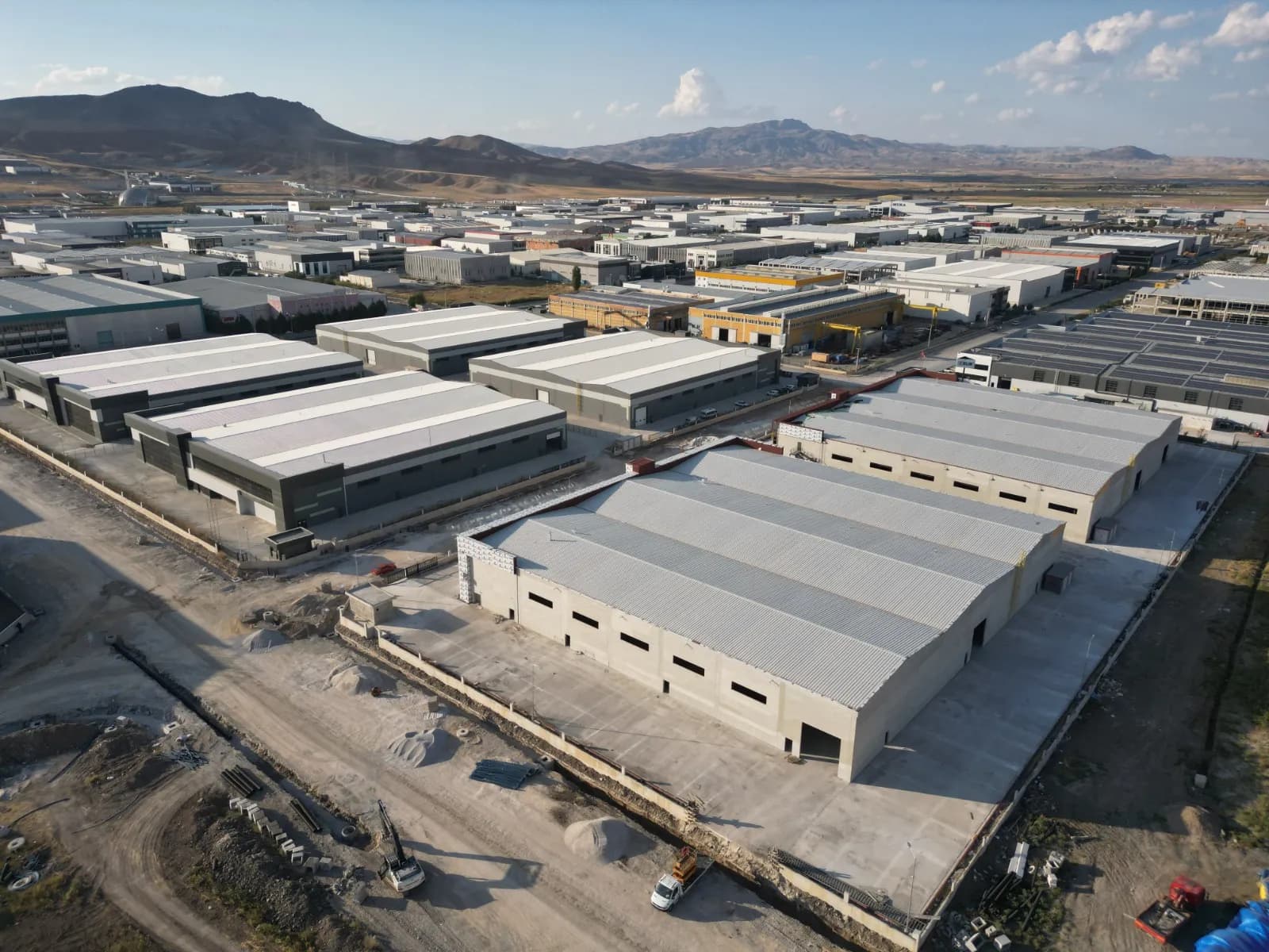 Sanayinin ihtiyaçlarına uygun fabrika binaları.