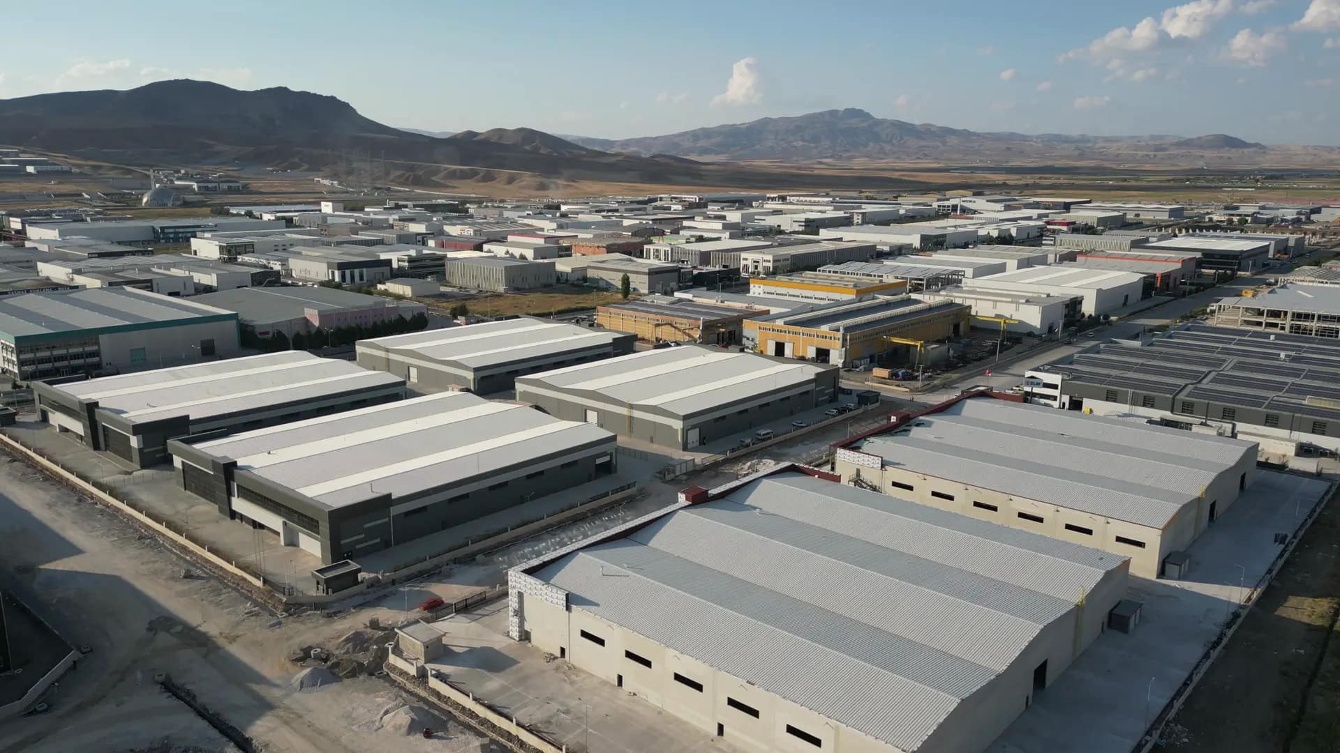 Sanayinin ihtiyaçlarına uygun fabrika binaları.