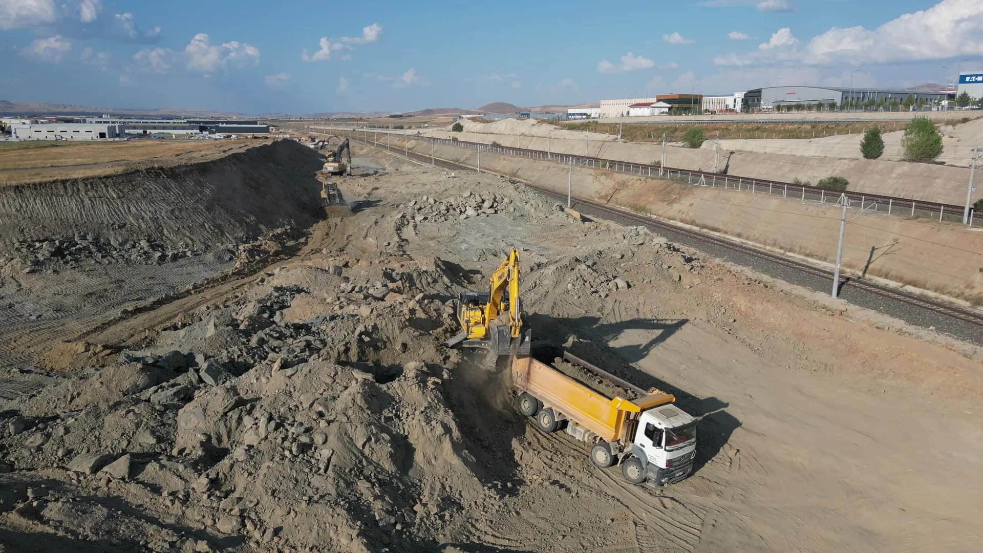 Kazıdan çıkan malzemenin firmanın damper kamyonlarıyla sahadan taşınması.